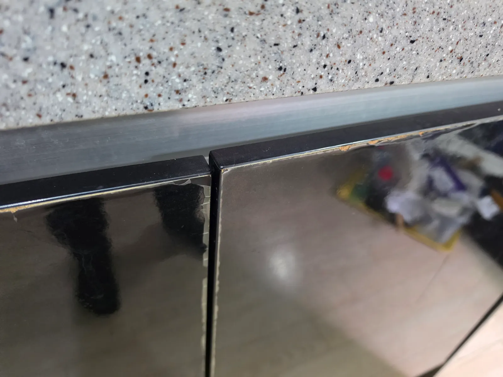 검은색 싱크대 문짝 교체 시공 사진 3