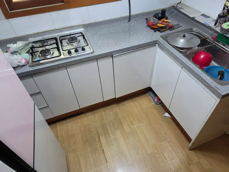 필름이 들뜬 ㄱ자 싱크대 싱크대 문짝 교체